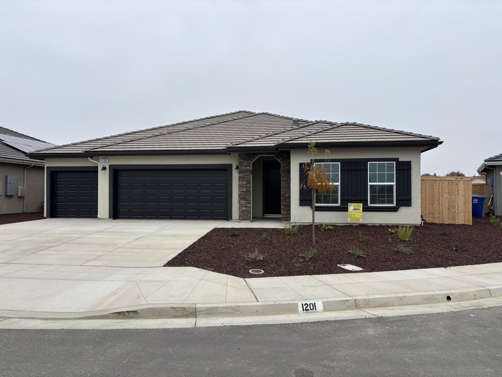 1201 Via Valencia Drive, Madera, CA 93637