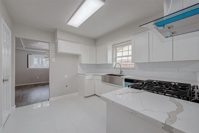 5622 Valkeith Drive, Houston, TX 77096