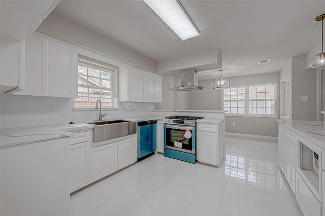 5622 Valkeith Drive, Houston, TX 77096