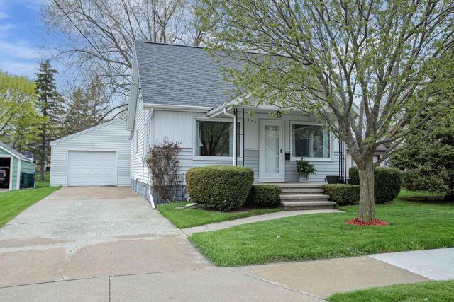 216 WILLIAMS STREET, Combined Locks, WI 54113