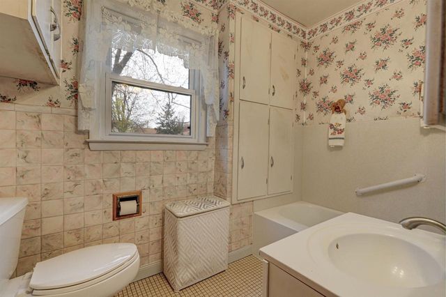 216 WILLIAMS STREET, Combined Locks, WI 54113
