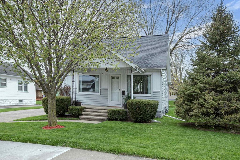 216 WILLIAMS STREET, Combined Locks, WI 54113