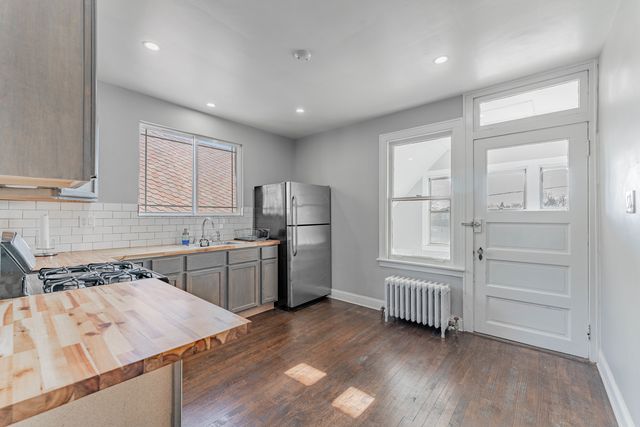 4933 W Berenice Avenue 2, Chicago, IL 60641
