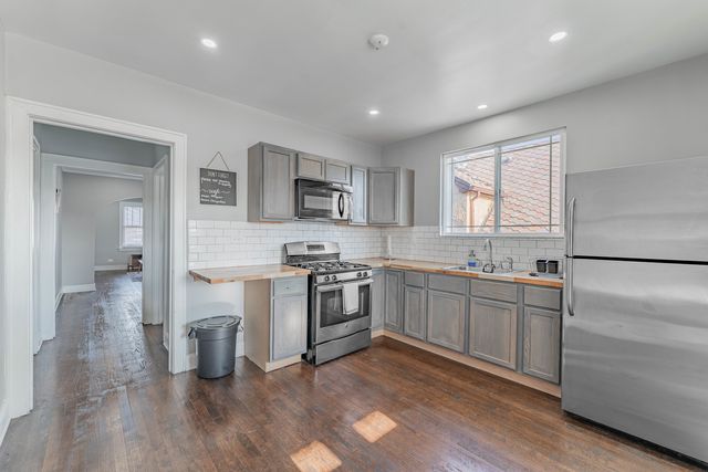 4933 W Berenice Avenue 2, Chicago, IL 60641