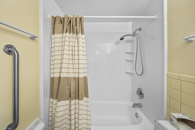 1402 Cardwell Square N, Columbus, OH 43229