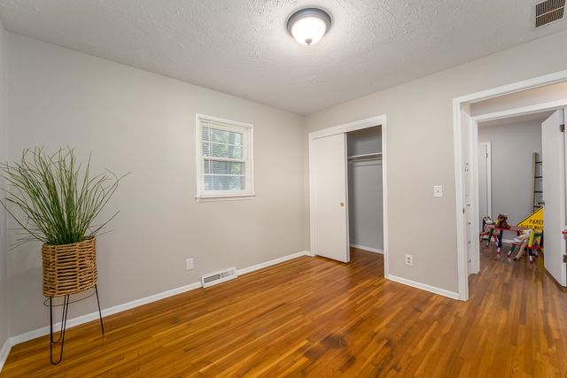 1339 N El Paso Dr, Derby, KS 67037