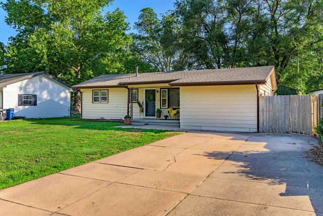 1339 N El Paso Dr, Derby, KS 67037