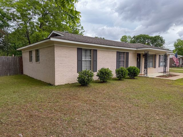 603 Carr Circle, Headland, AL 36345