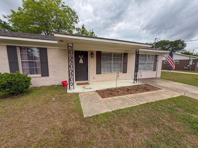 603 Carr Circle, Headland, AL 36345