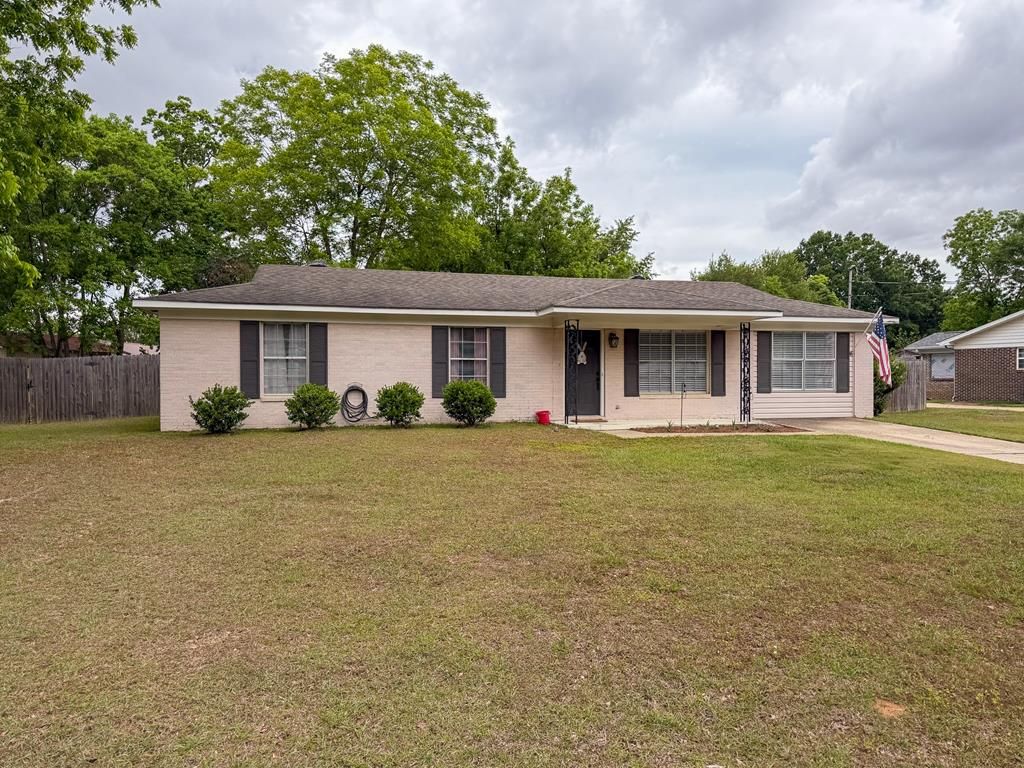 603 Carr Circle, Headland, AL 36345