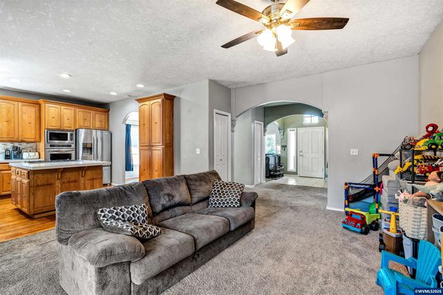 1689 Cinnamon Hill Dr SE, Salem, OR 97306