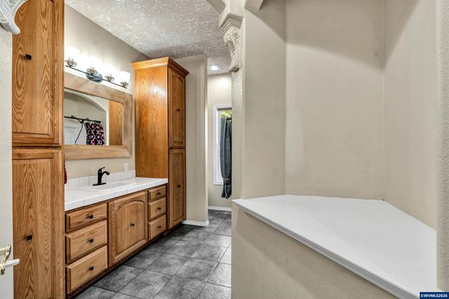 1689 Cinnamon Hill Dr SE, Salem, OR 97306