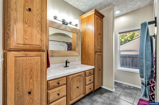 1689 Cinnamon Hill Dr SE, Salem, OR 97306