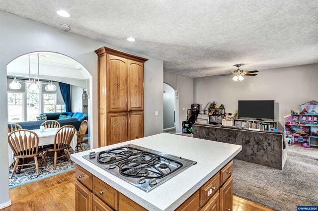 1689 Cinnamon Hill Dr SE, Salem, OR 97306