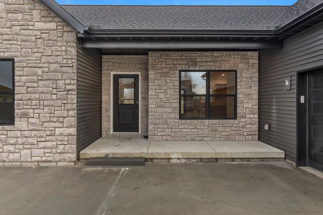 702 N Beacon Hill Circle, Urbana, IL 61802