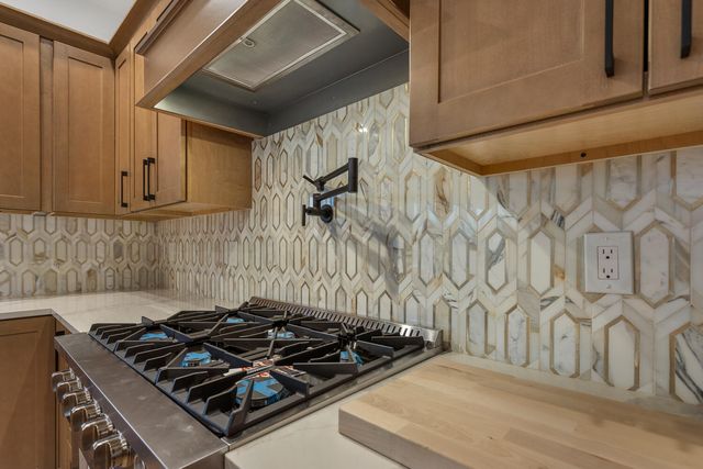 702 N Beacon Hill Circle, Urbana, IL 61802