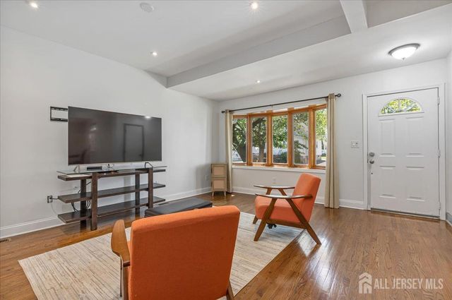 613 Maplewood Avenue, Roselle Park, NJ 07204