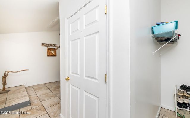 9701 Seatonville Rd, Louisville, KY 40291