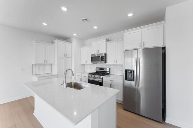 18333 Gladiator Drive, Lakeville, MN 55068