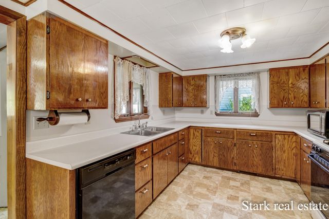 1510 Canterbury Avenue, Norton Shores City, MI 49444