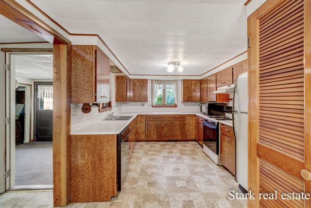 1510 Canterbury Avenue, Norton Shores City, MI 49444