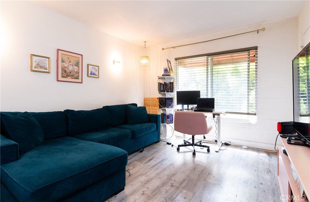 Image 12 of property listing at 225 W 6th 405, Long Beach, CA 90802