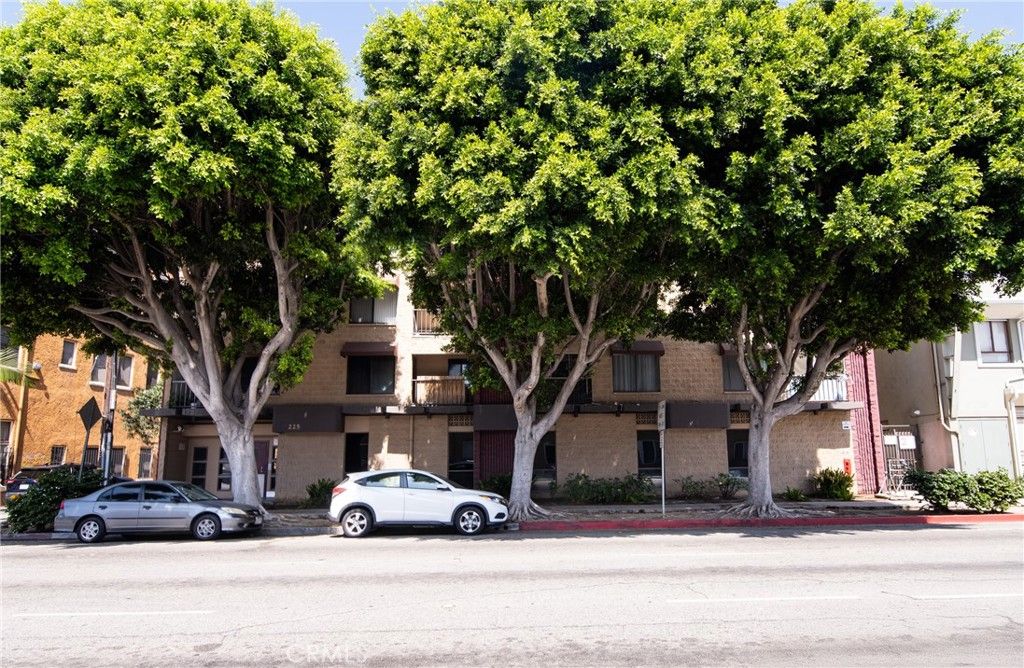 Image 2 of property listing at 225 W 6th 405, Long Beach, CA 90802