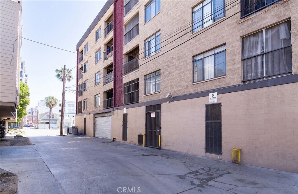 Image 3 of property listing at 225 W 6th 405, Long Beach, CA 90802