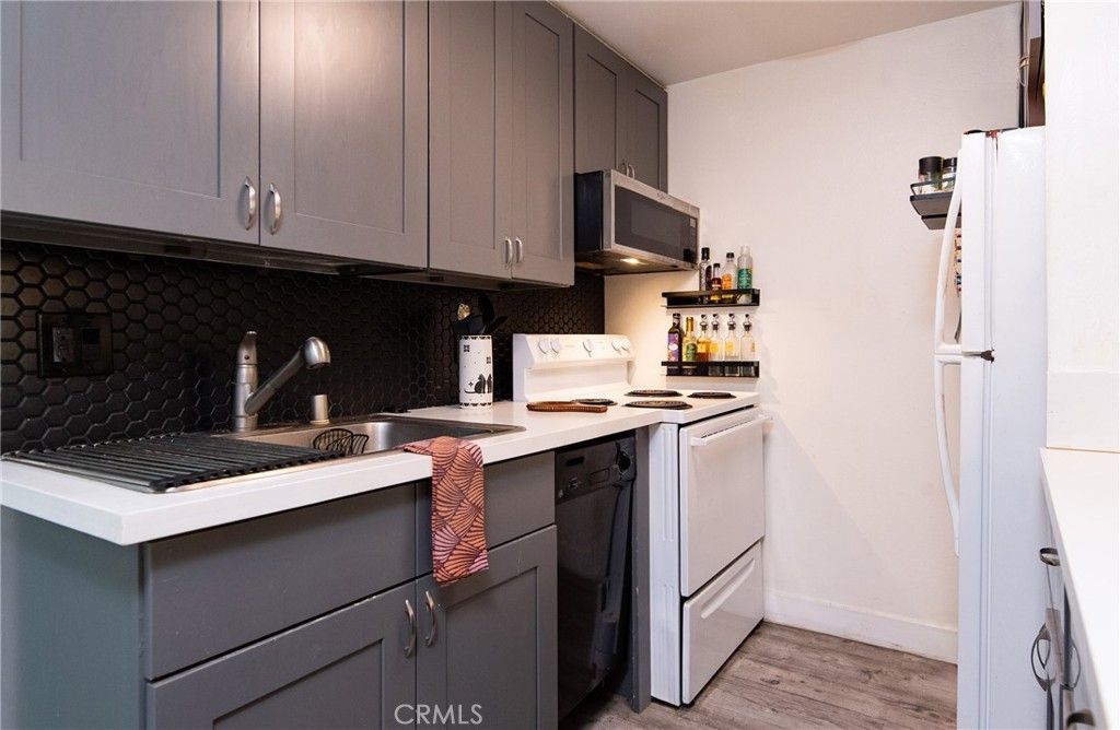 Image 6 of property listing at 225 W 6th 405, Long Beach, CA 90802