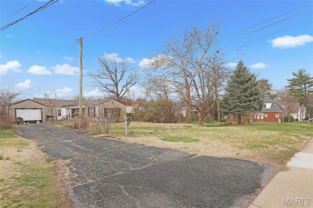 8832 Powell Avenue, St Louis, MO 63144