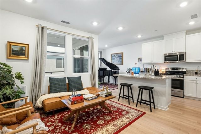 960 N Tangent Privado 303, Ontario, CA 91764