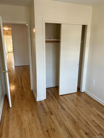 914 E 211th Street, Bronx, NY 10469
