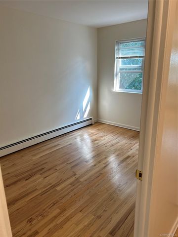 914 E 211th Street, Bronx, NY 10469
