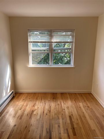 914 E 211th Street, Bronx, NY 10469