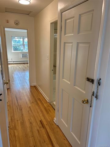 914 E 211th Street, Bronx, NY 10469