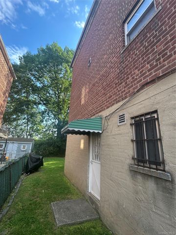 914 E 211th Street, Bronx, NY 10469