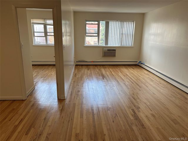 914 E 211th Street, Bronx, NY 10469