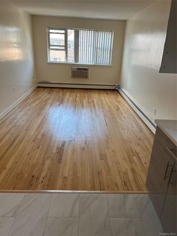914 E 211th Street, Bronx, NY 10469
