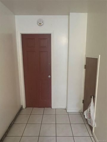 914 E 211th Street, Bronx, NY 10469