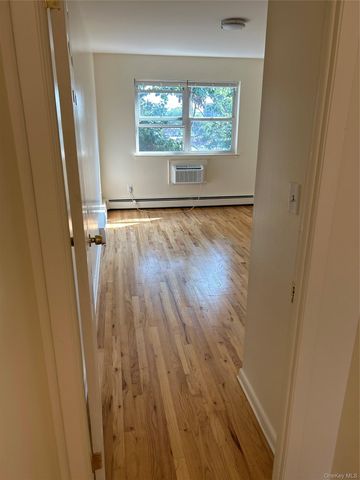 914 E 211th Street, Bronx, NY 10469