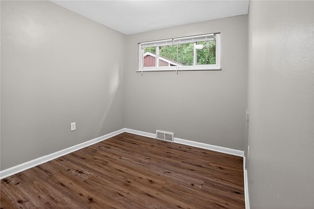 3220 Overlook Dr, Liberty Boro, PA 15133