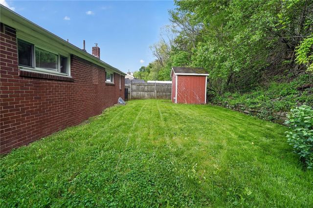 3220 Overlook Dr, Liberty Boro, PA 15133