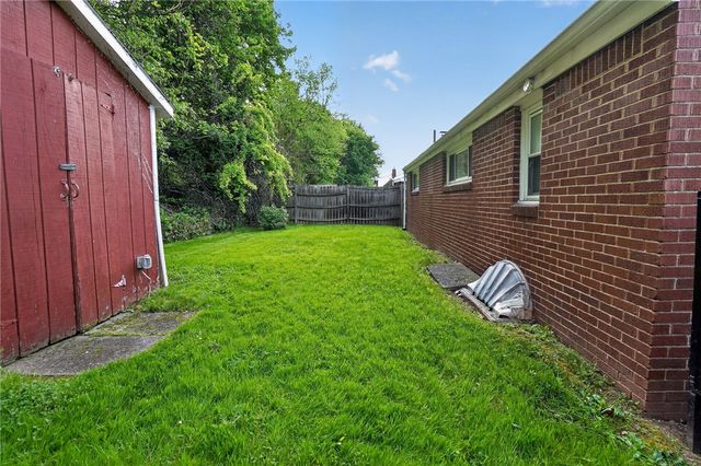 3220 Overlook Dr, Liberty Boro, PA 15133