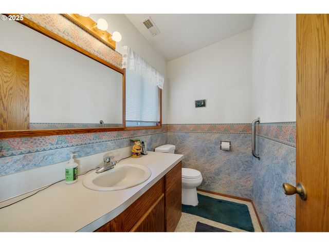 305 CYPRESS Ave, Garibaldi, OR 97118