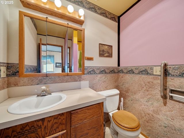 305 CYPRESS Ave, Garibaldi, OR 97118