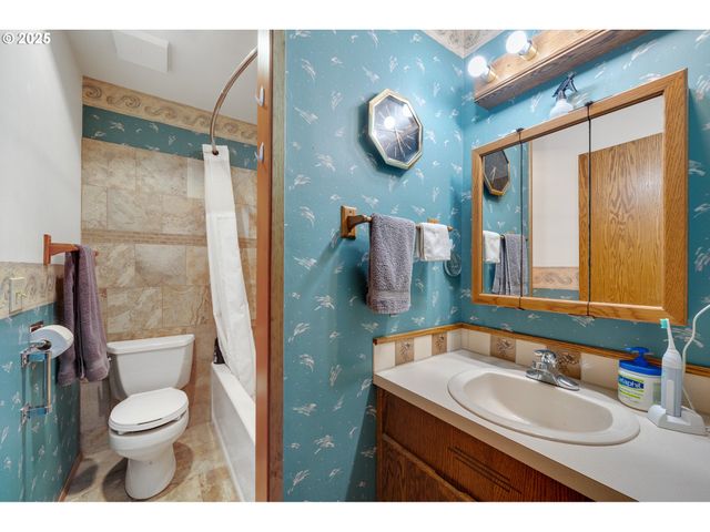 305 CYPRESS Ave, Garibaldi, OR 97118