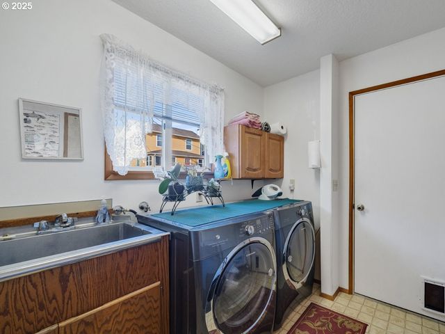 305 CYPRESS Ave, Garibaldi, OR 97118