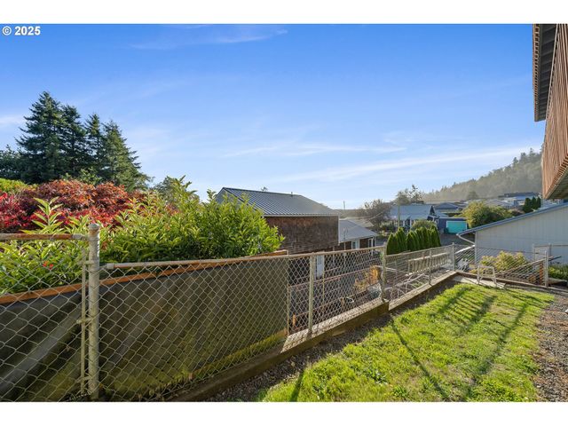 305 CYPRESS Ave, Garibaldi, OR 97118