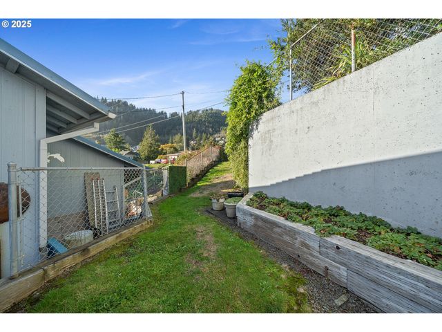 305 CYPRESS Ave, Garibaldi, OR 97118