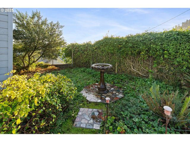 305 CYPRESS Ave, Garibaldi, OR 97118